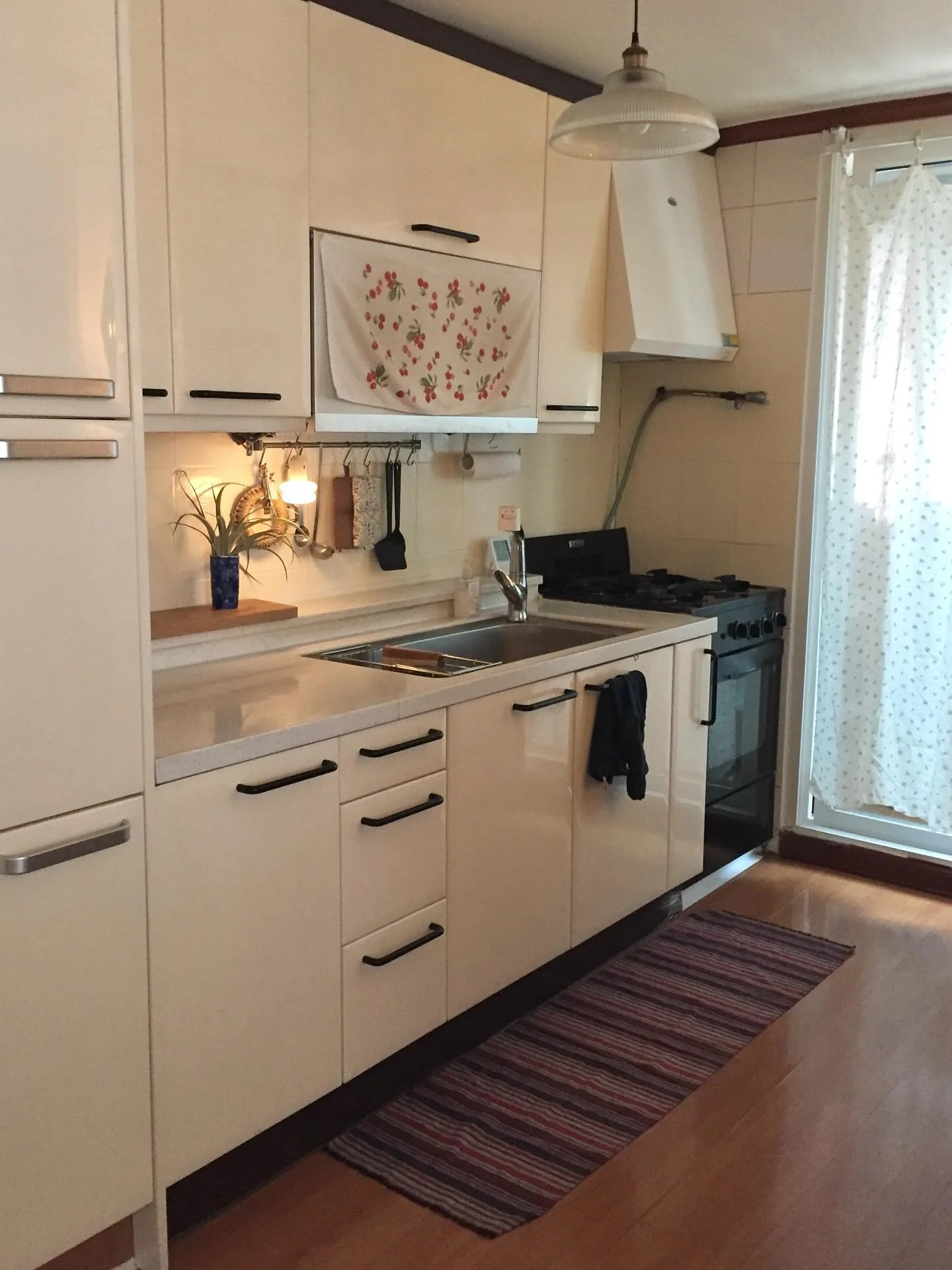 1. Retro Minimalist with a Touch of Charm (Kitchen Rug Ideas)