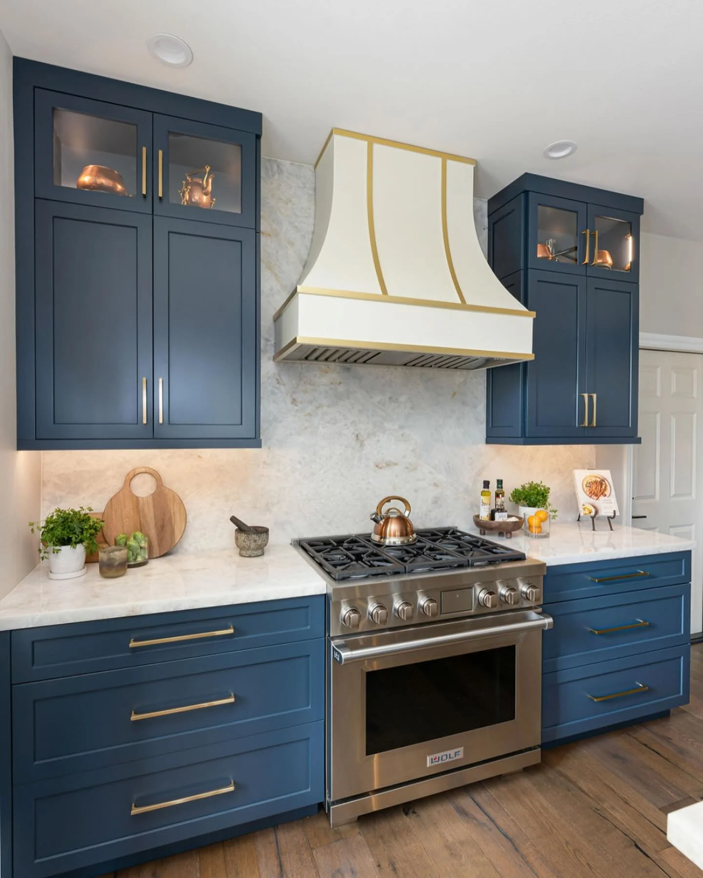 1. Navy Elegance with Brass Accents (Kitchen Cabinet Ideas)