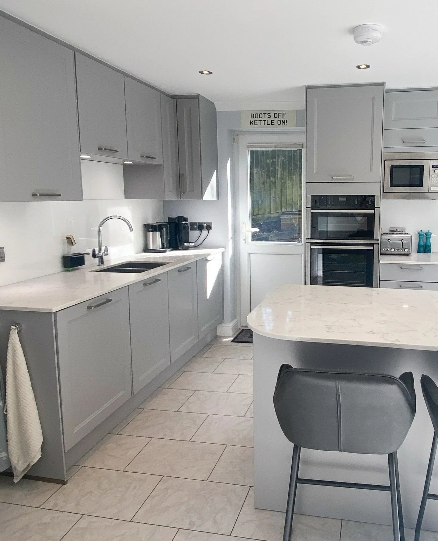 8. Streamlined Light Grey Flat-Panel Kitchen with Integrated Appliances (Light Grey Kitchen Cabinets Ideas)