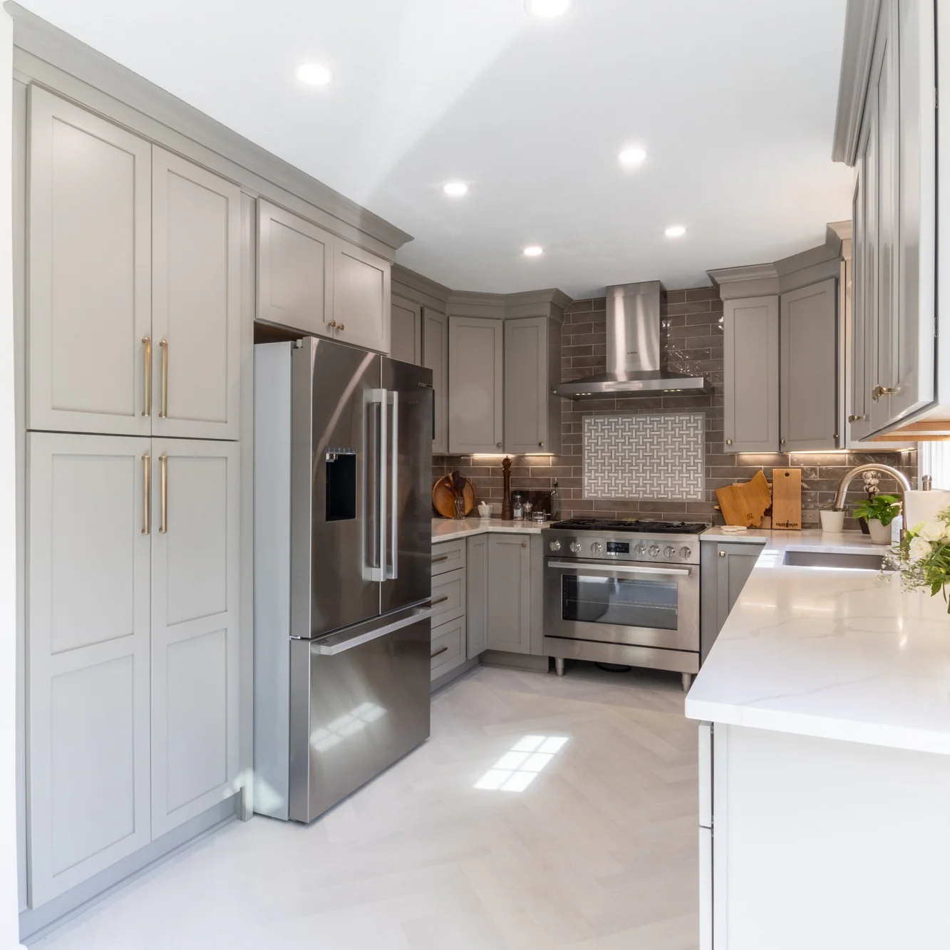 10. Contemporary Light Grey Kitchen with Marble-Effect Splashback (Light Grey Kitchen Cabinets Ideas)