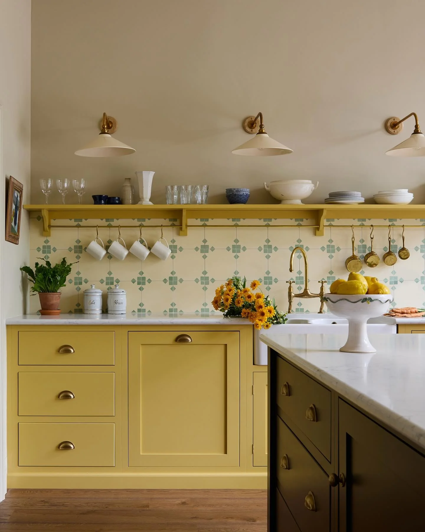 1. Buttermilk Yellow with Classic Patterned Tile (Kitchen Cabinet Color Ideas)