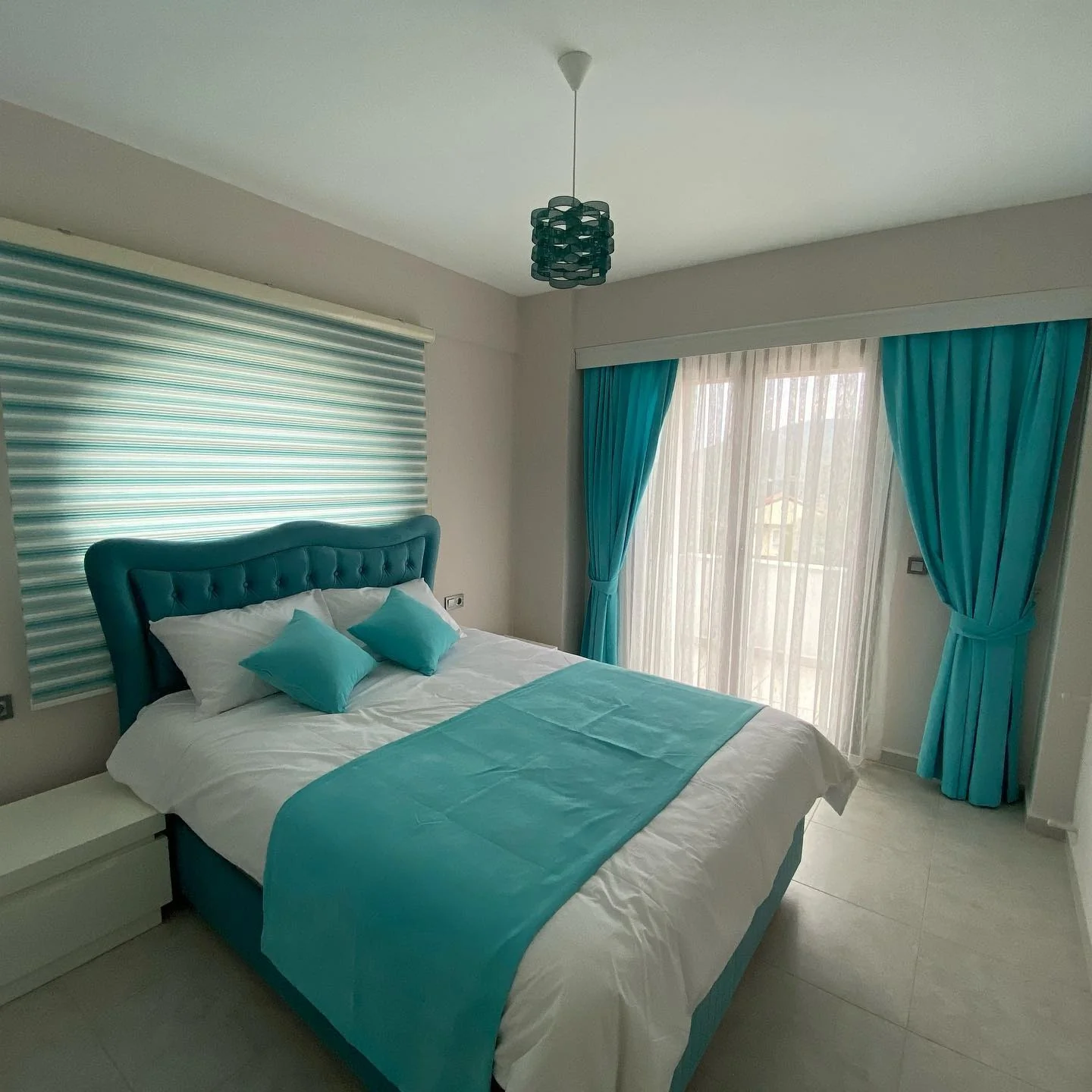 1. Crisp Contrast with Coastal Blues (Turquoise Bedroom Ideas)